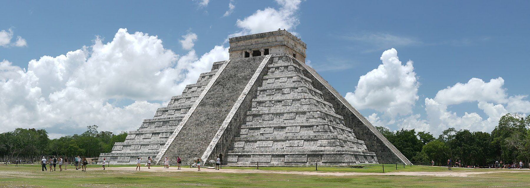 Yucatán - El Castillo pyramid at the Chichén Itzá archaeological site