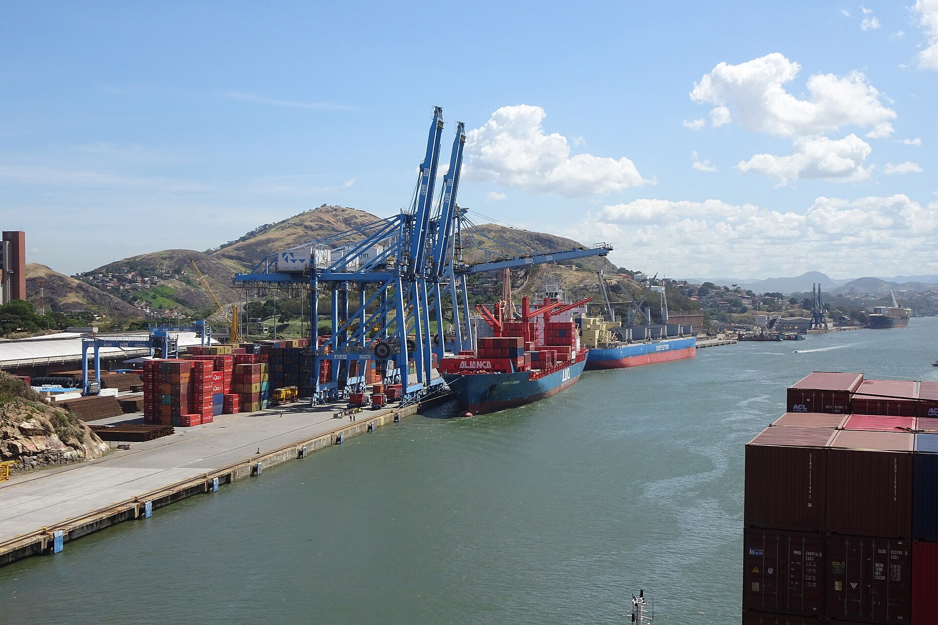 A cargo and container port terminal, similar to the São Luís asset Cosan is selling to cut its debt.