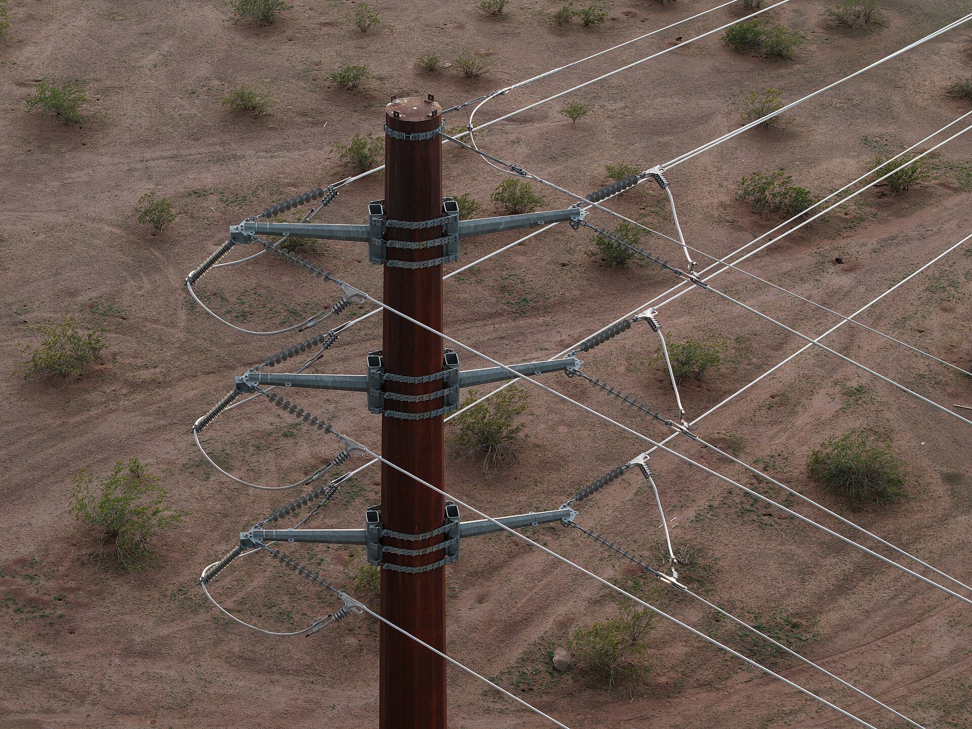 High-voltage transmission line towers like the grid Taesa expanded by buying Energisa power lines