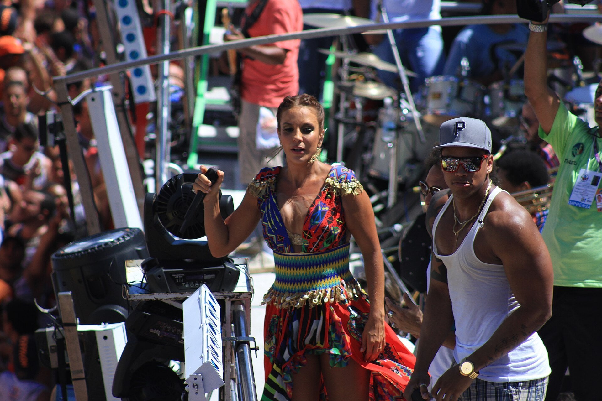 Léo Santana - Bahian pagode star on stage alongside singer Ivete Sangalo