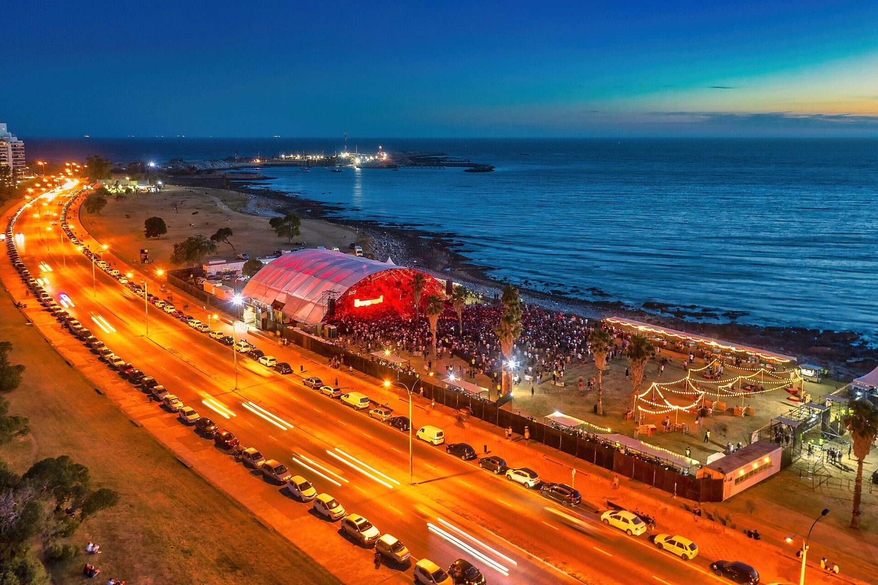 A night crowd on the Montevideo rambla, the setting for the Noche de la Nostalgia