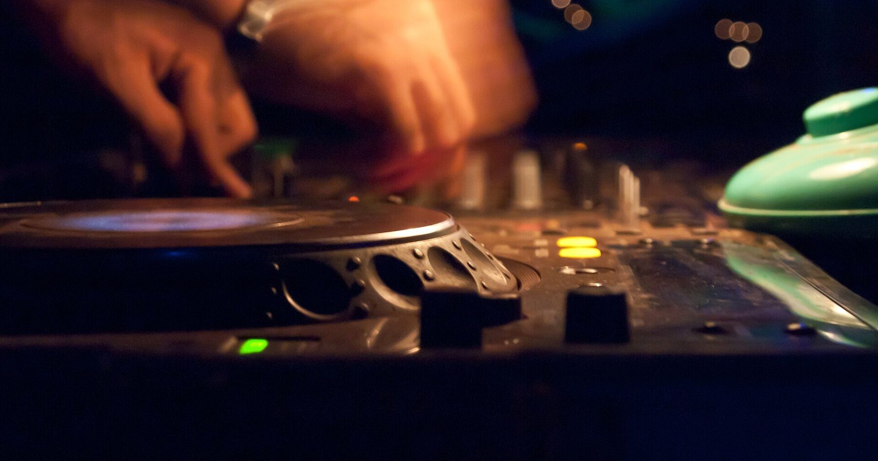 A DJ at the decks, the format for Sven Väth in Curitiba
