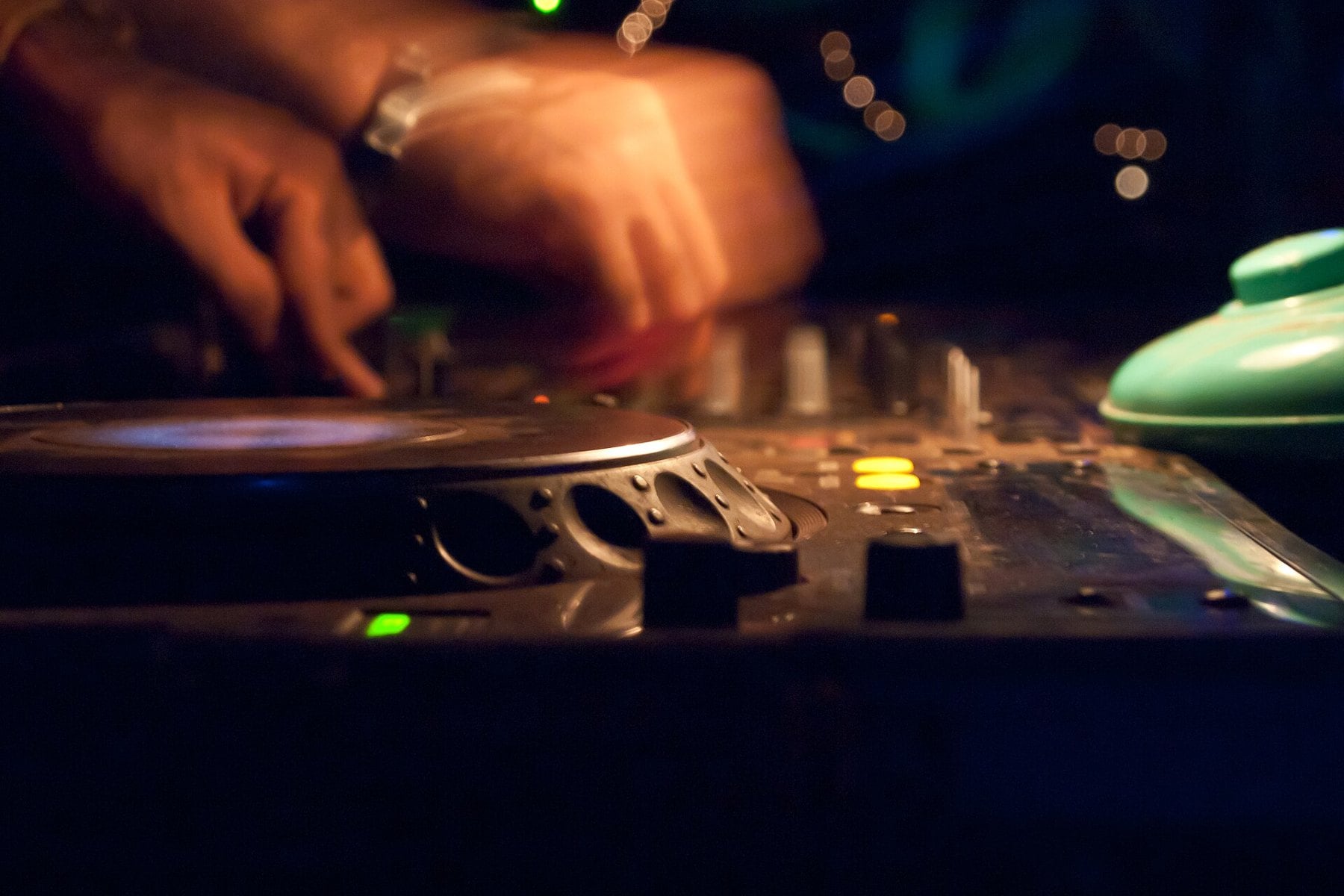 A DJ at the decks, the format for Sven Väth in Curitiba