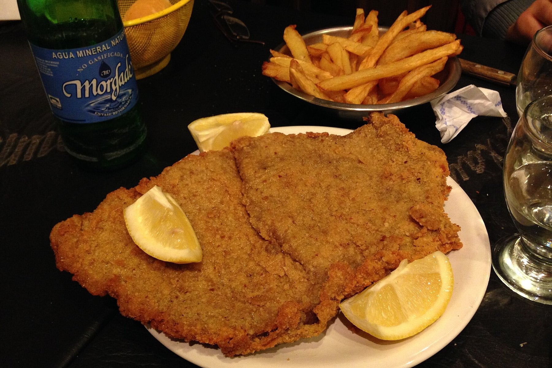 A milanesa served in Buenos Aires, the classic plate of the Buenos Aires bodegones