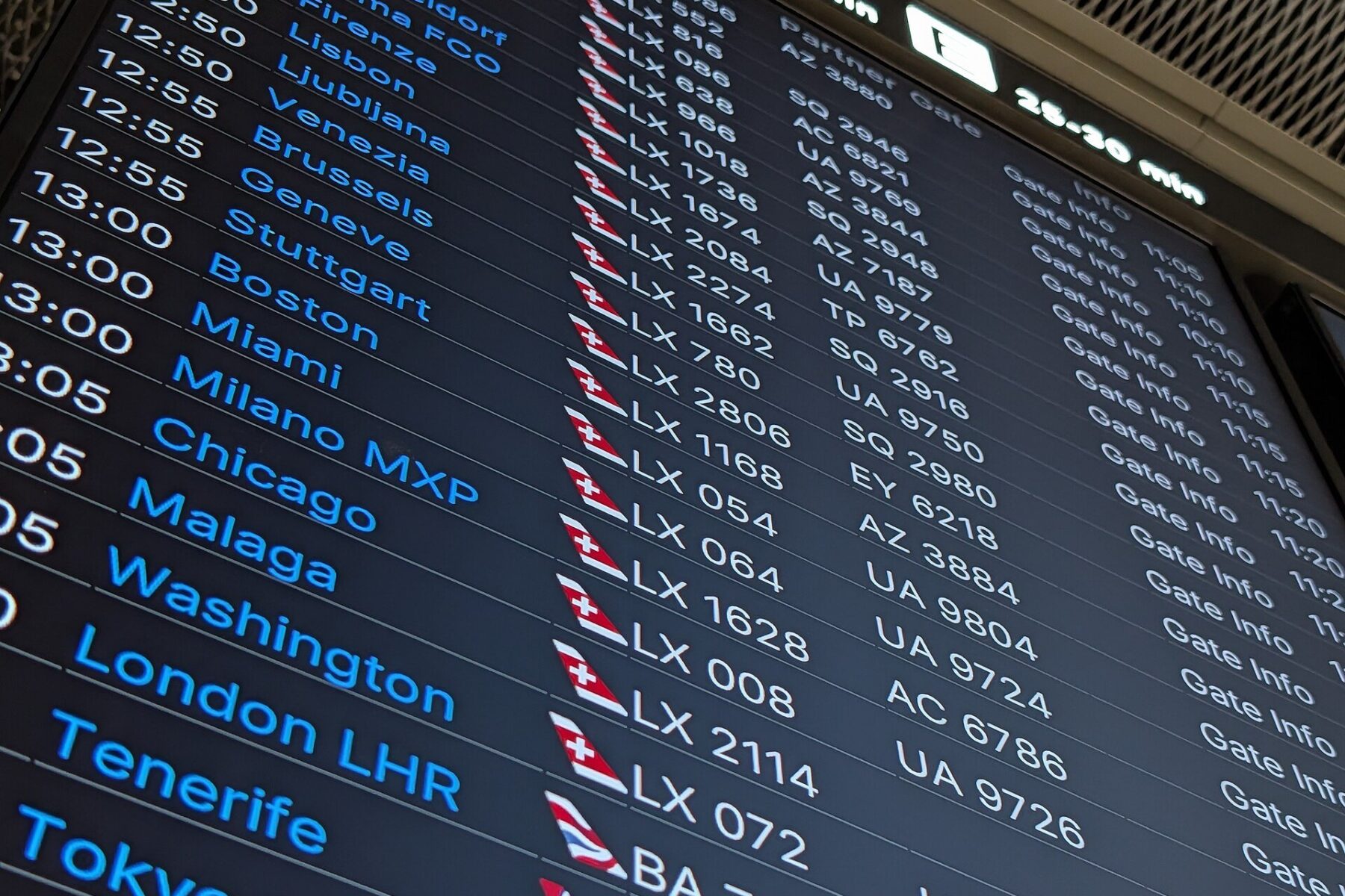 An airport departure board showing flights, illustrating a Brazilian bill on airline miles and loyalty programs.