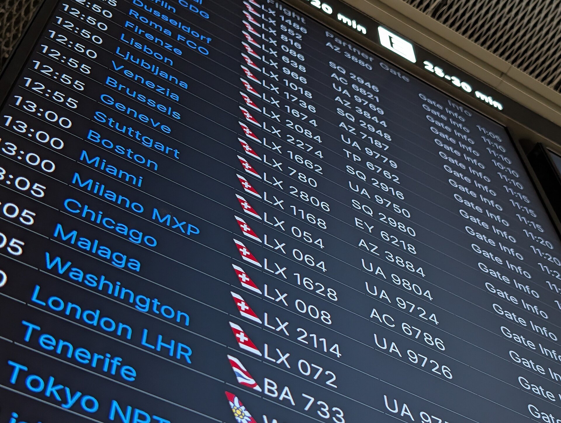 An airport departure board showing flights, illustrating a Brazilian bill on airline miles and loyalty programs.