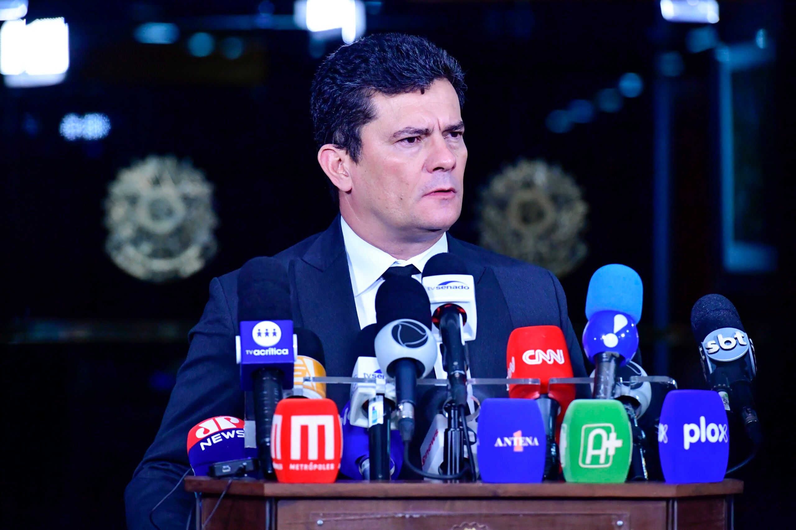 Sergio Moro at a campaign event, speaking into a microphone, with his gubernatorial bid in focus.