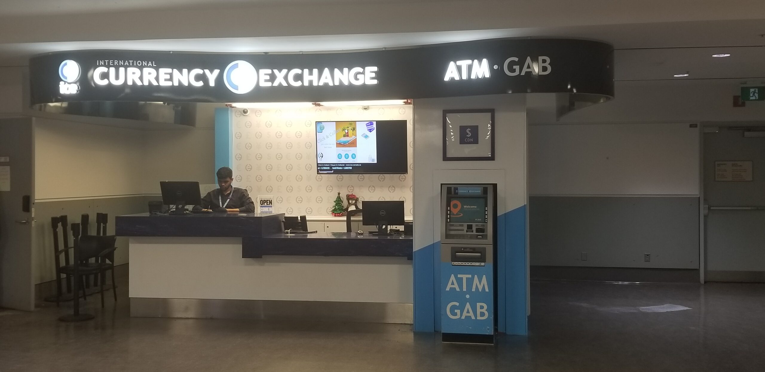 Banco Travelex — a currency exchange counter with rate boards