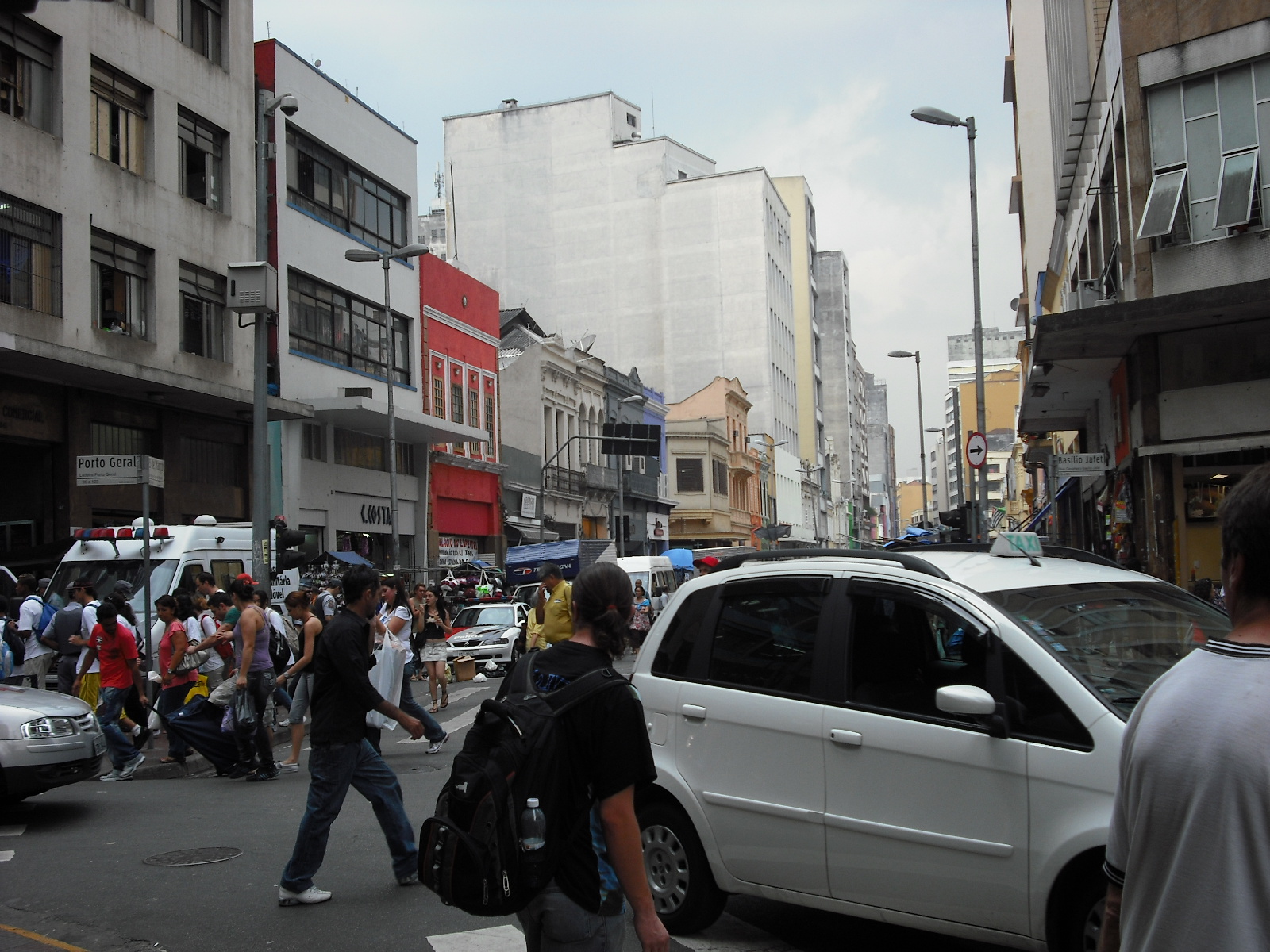 Pedestrians and traffic on Rua 25 de Marco in central São Paulo