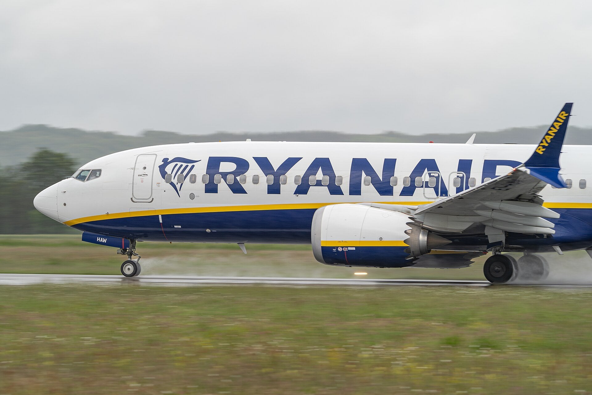 Google Cloud AI - Ryanair Boeing 737 MAX accelerating for take-off