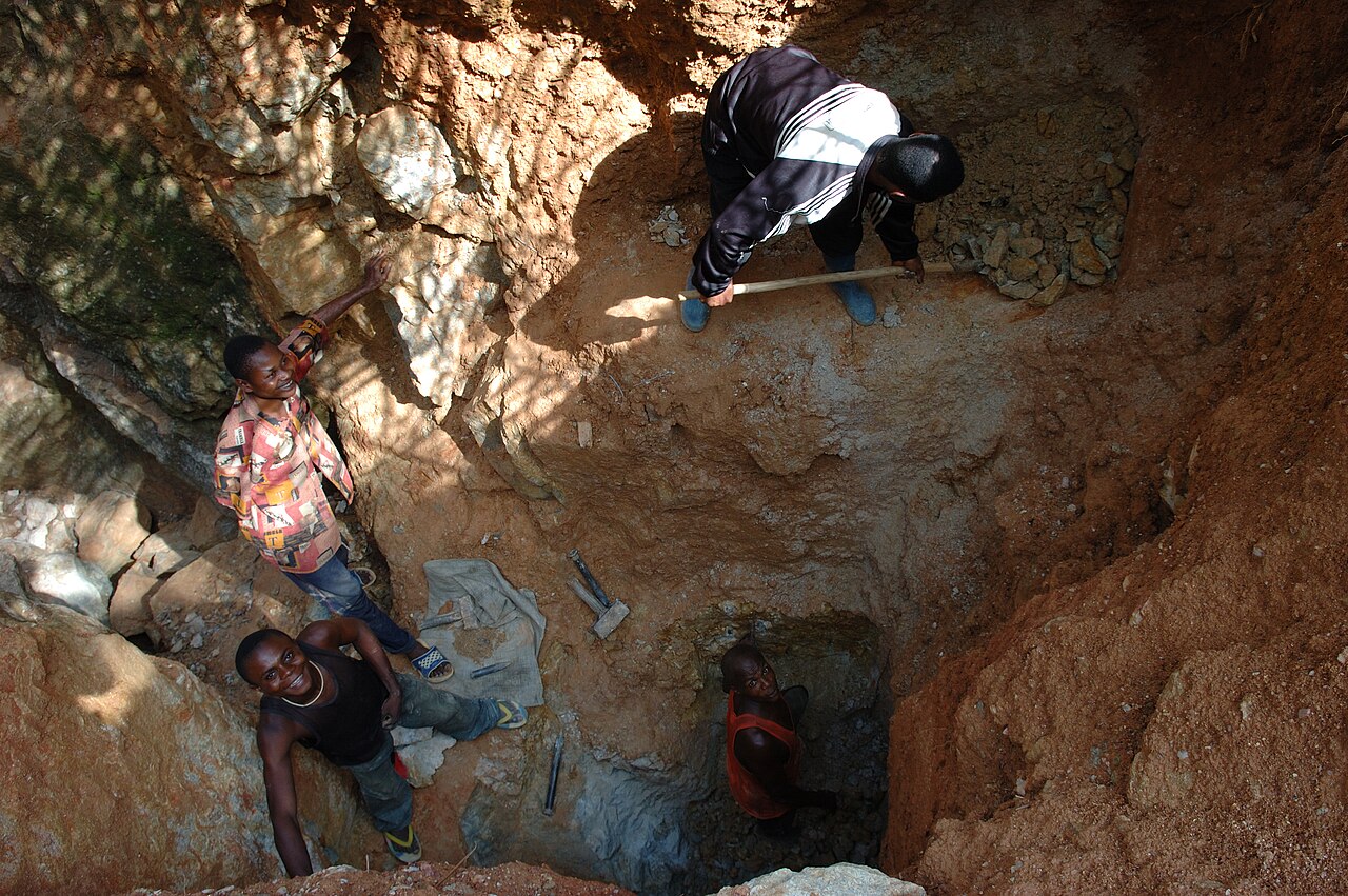 Artisanal gold miners working a pit in Kailo, in eastern DR Congo