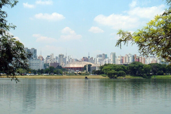 The lake at Parque Ibirapuera with the Sao Paulo skyline behind it, illustrating the Sao Paulo daily brief