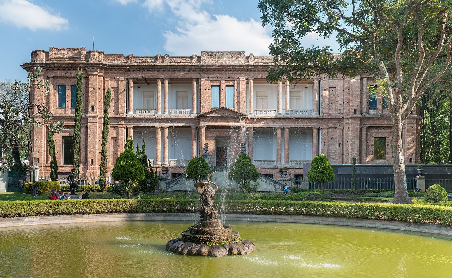 Pinacoteca de Sao Paulo seen from the Luz park fountain