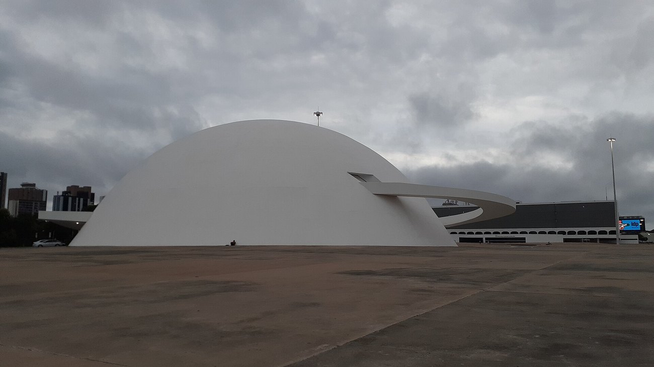 The white dome of the Museu Nacional da República in Brasília, with its outside ramp and the open Esplanada dos Ministérios around it.