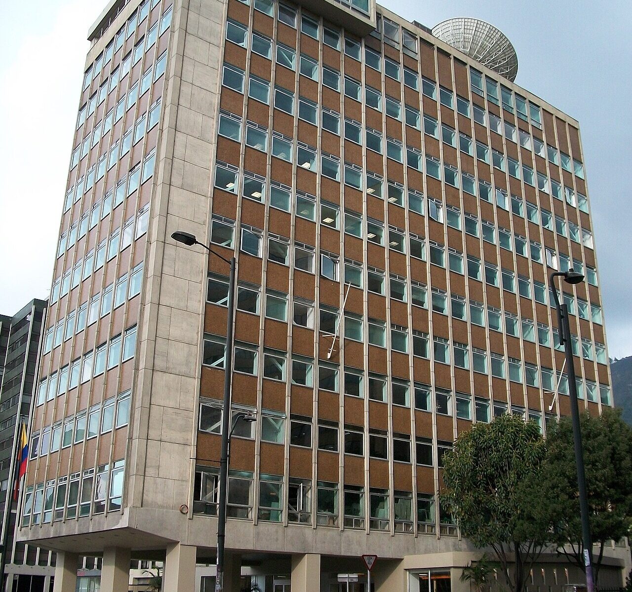 Edificio Ecopetrol.JPG — Felipe Restrepo Acosta (CC BY-SA 3.0), via Wikimedia Commons
