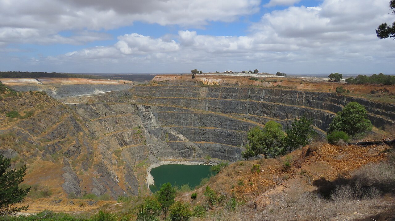 An open-pit lithium mine, illustrating the kind of mining operation at the center of the Sigma Lithium dispute