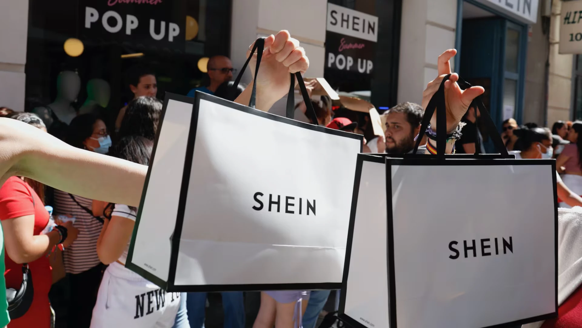 Shoppers in a São Paulo retail district