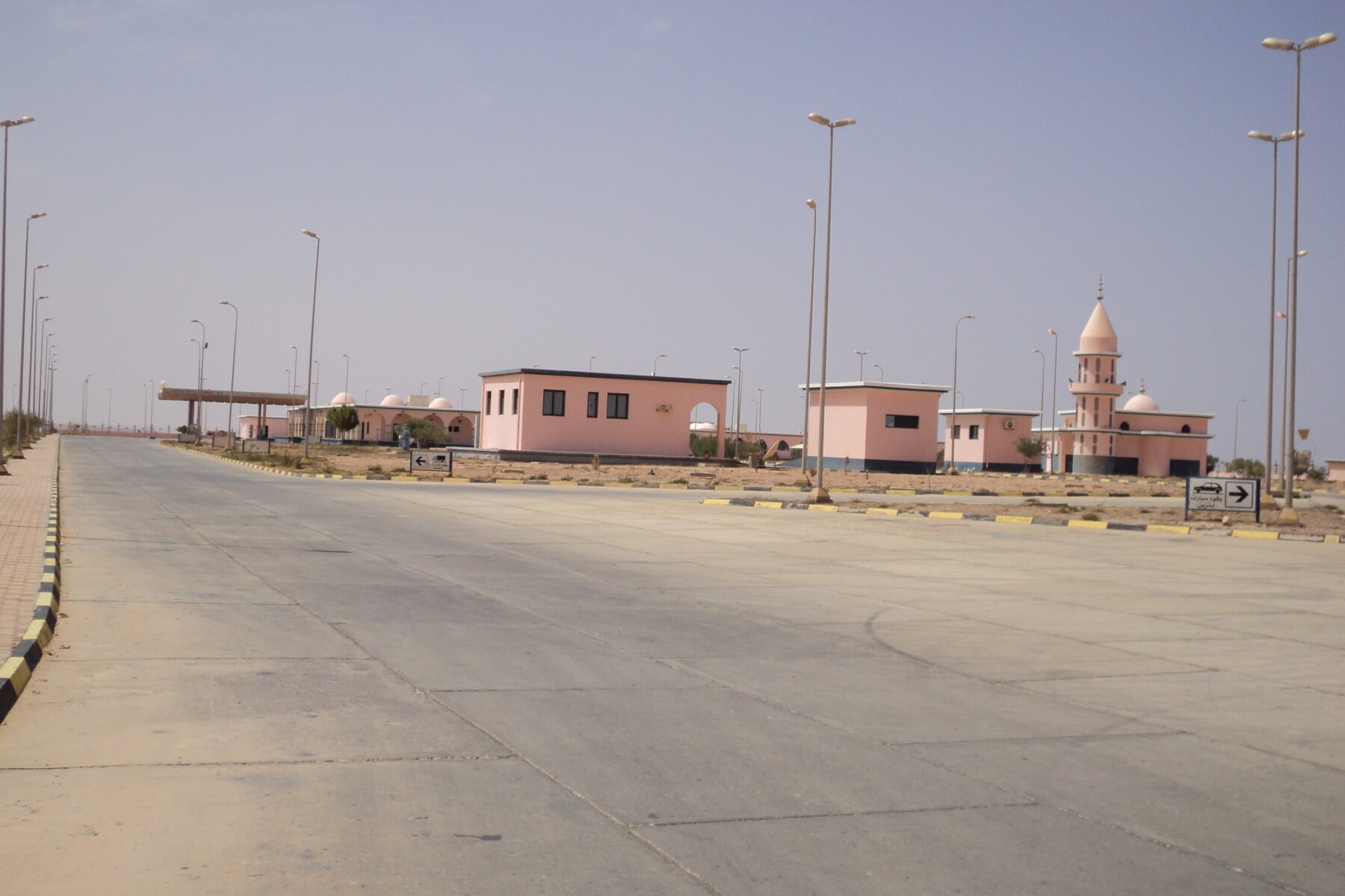 A service station on a highway in eastern Libya (Maher A. A. Abdussalam, public domain, via Wikimedia Commons)