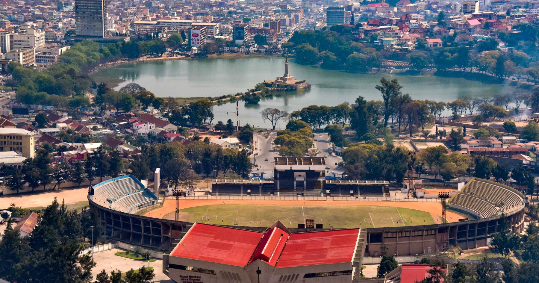 Antananarivo seen over Lake Anosy and Mahamasina stadium (Rod Waddington, CC BY-SA 2.0, via Wikimedia Commons)