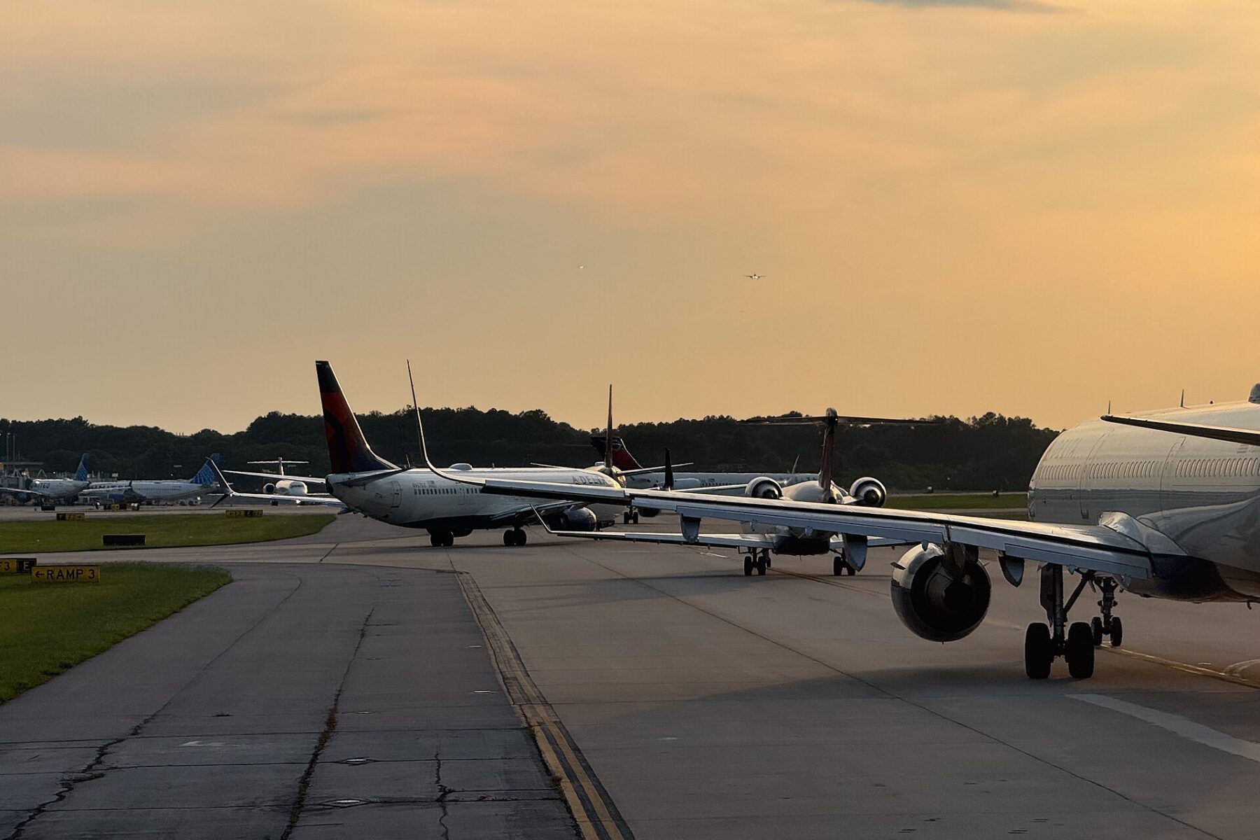 Caracas Airport Stays Shut After Quake, Forcing LATAM and Copa to Reroute