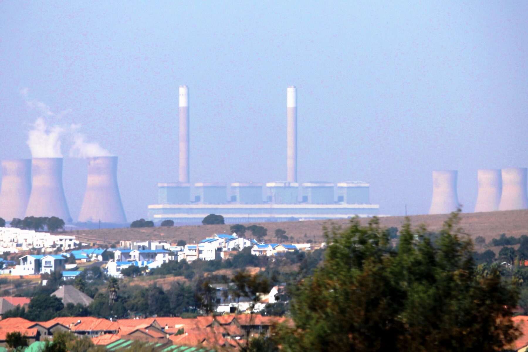 Duvha power station outside Witbank, Mpumalanga (JMK, CC BY-SA 4.0, via Wikimedia Commons)