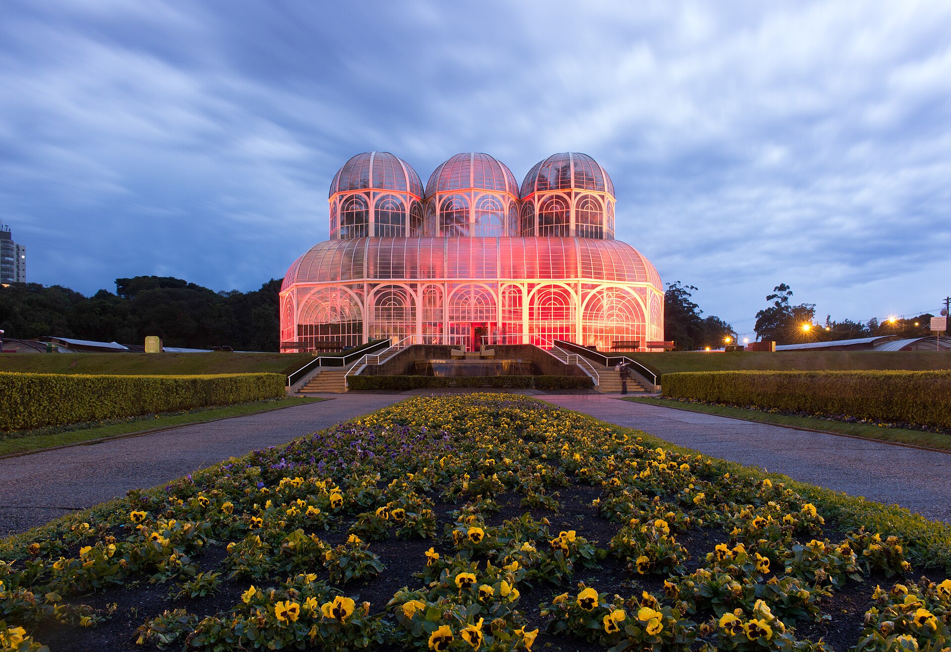 The main greenhouse of the Botanical Garden in Curitiba, Paraná, its glass and metal structure seen across the formal gardens.