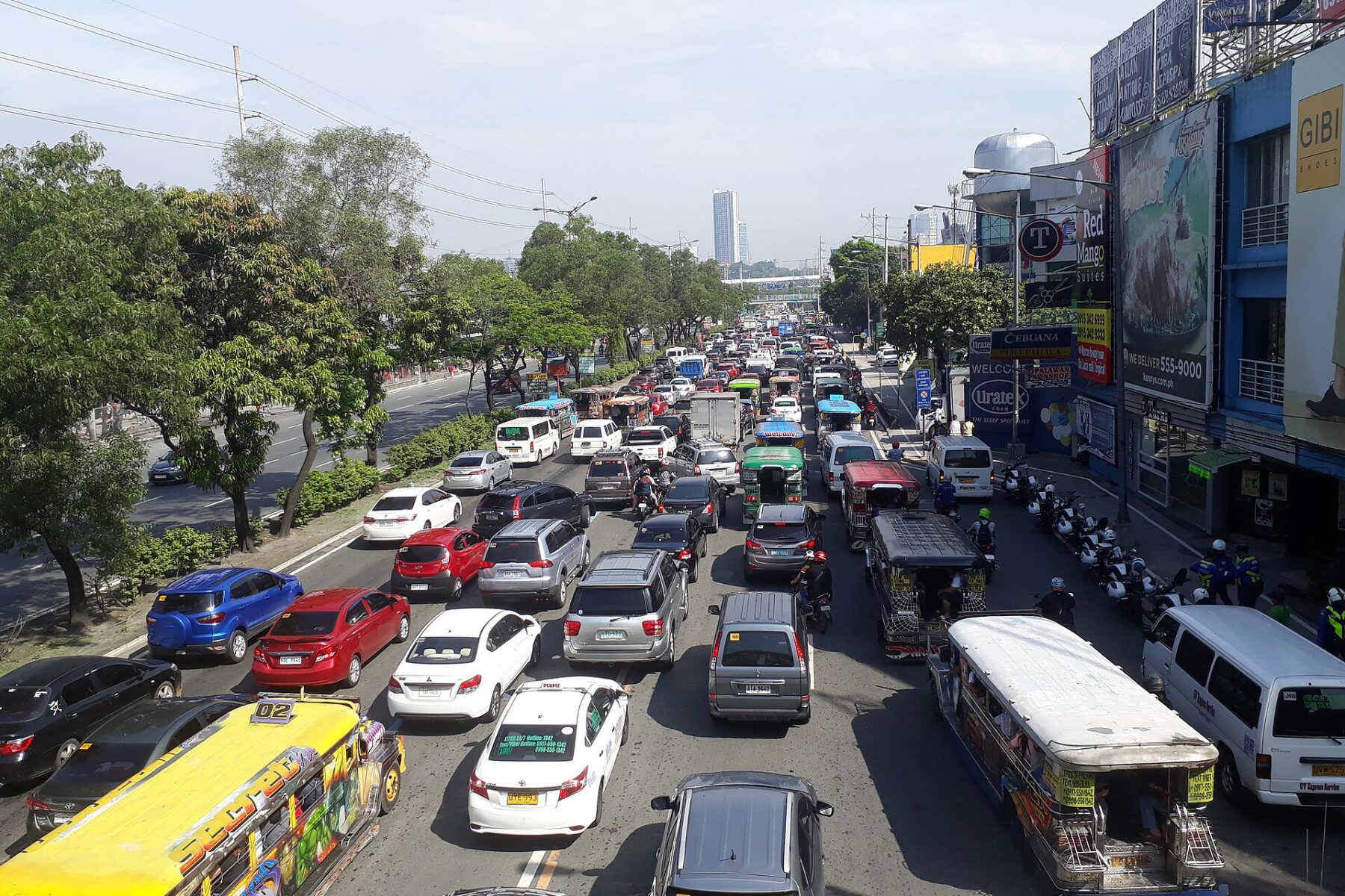 Heavy traffic and congestion on highways in São Paulo on extended holiday weekend