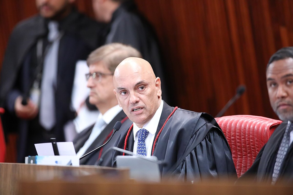 Justice Alexandre de Moraes speaking at a court session