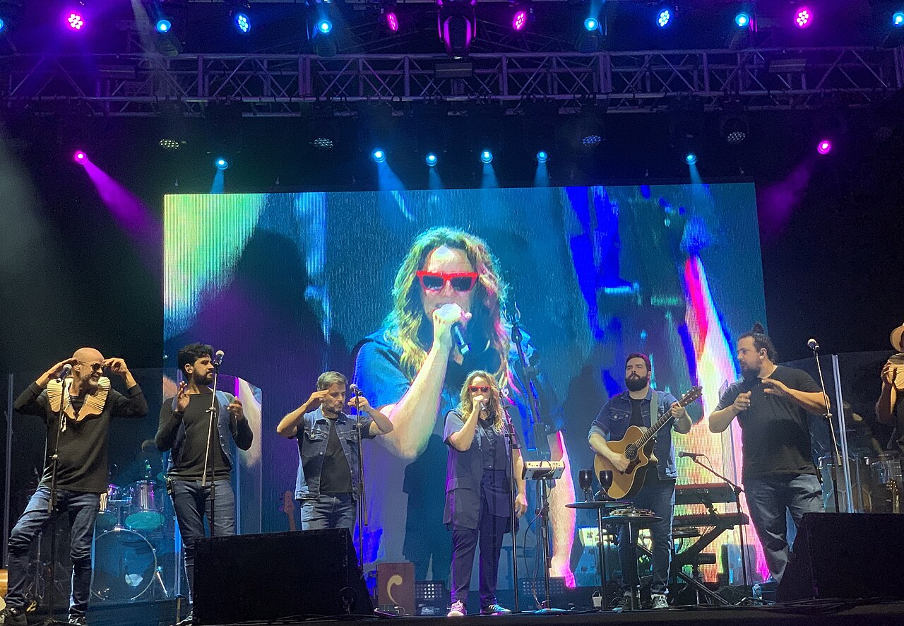 Ana Carolina singing on stage with her band in Brazil, ahead of the Ana Carolina Belo Horizonte concert