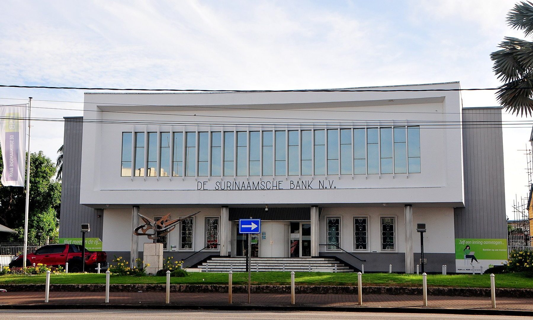 Suriname bank account for foreigners: De Surinaamsche Bank head office on the Henck Arronstraat in Paramaribo