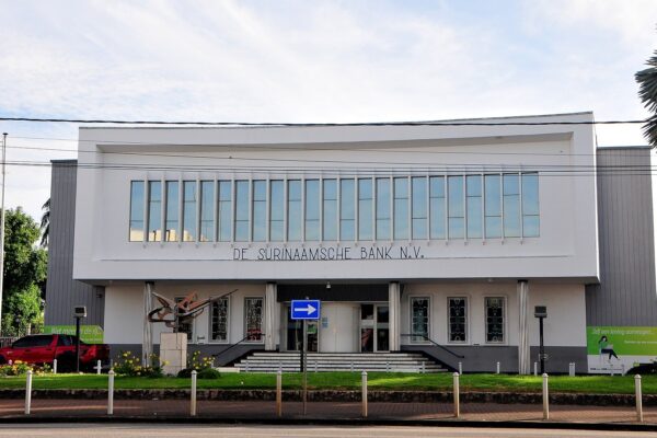 Suriname bank account for foreigners: De Surinaamsche Bank head office on the Henck Arronstraat in Paramaribo