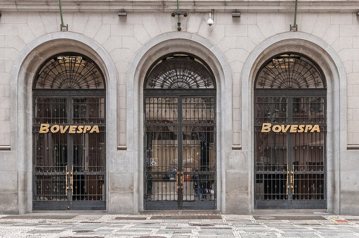 Brazil’s Exchange Courts Small Savers as Lula Targets Betting Apps