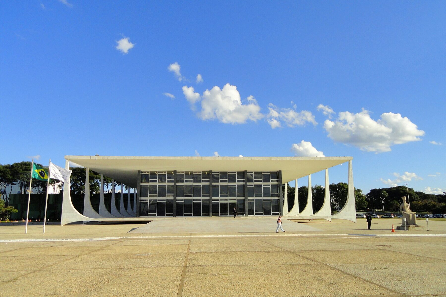 Side view of the Supreme Federal Court building and its colonnade in Brasília