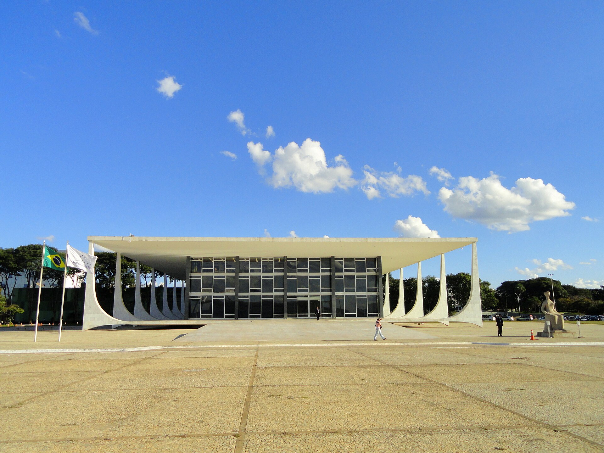 Side view of the Supreme Federal Court building and its colonnade in Brasília