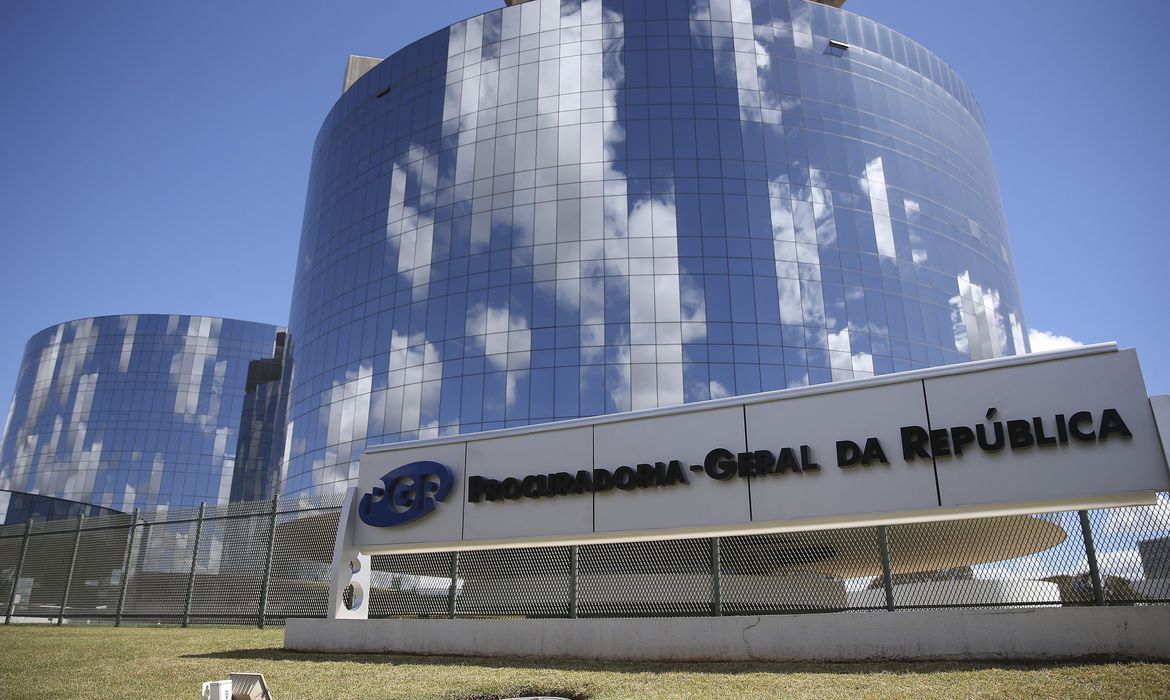 Banco Master inquiry: the glass towers of Brazil’s Office of the Prosecutor-General in Brasília behind its PGR sign