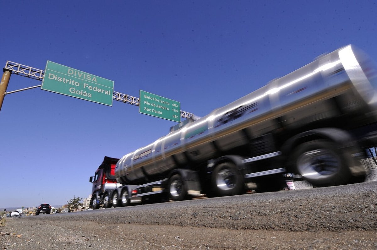 Lorries on a federal highway between the Federal District and Goiás