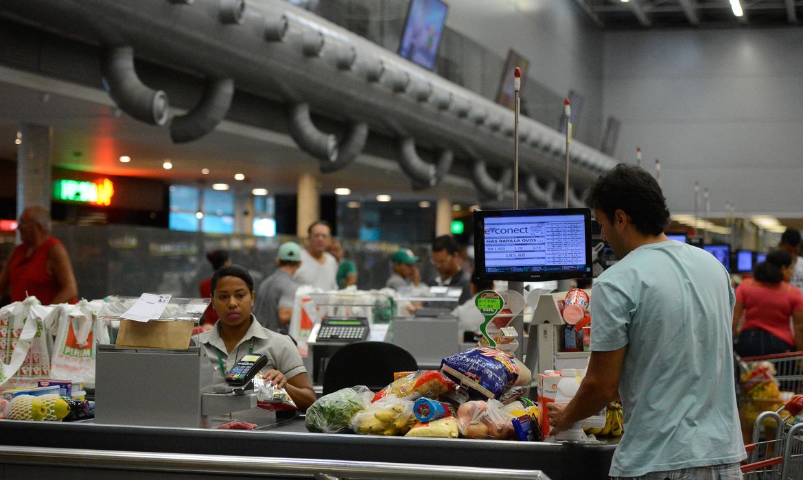 Brazil Inflation Expectations for 2026 Rise to 4.99%, Above Target Range