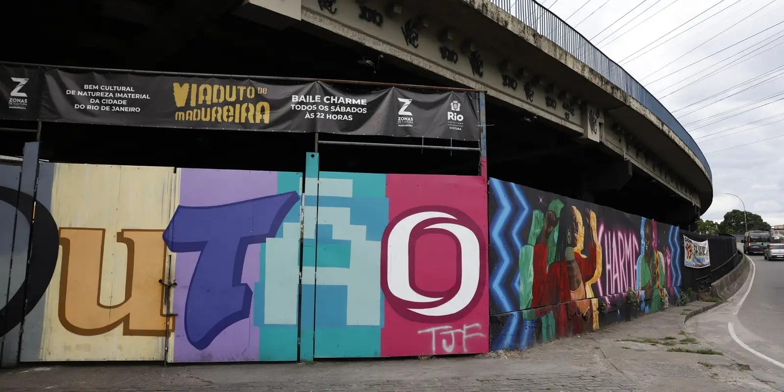 Charme dance in Rio: the Madureira overpass with a banner for the Saturday Baile Charme and a painted mural reading Charme