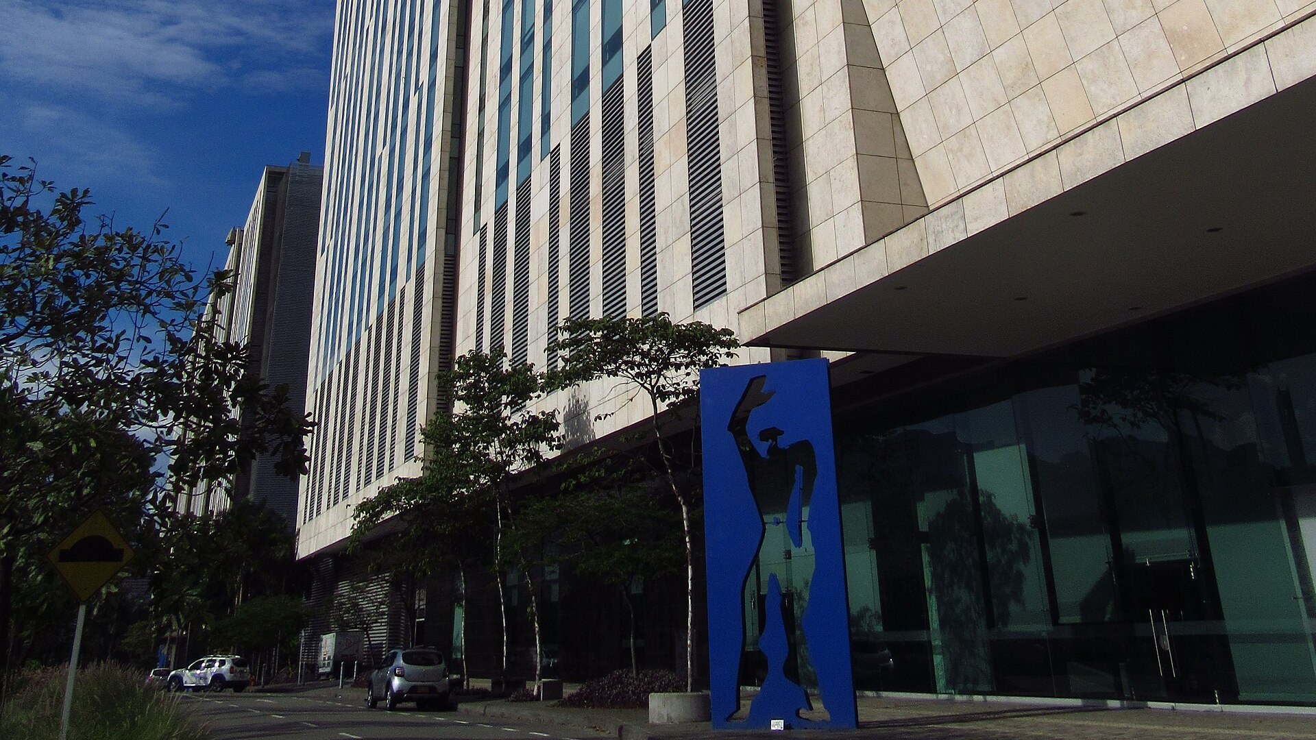 Colombia’s Largest Bank Sees 2027 Growth Slowing to 2.4% on Spending Cuts