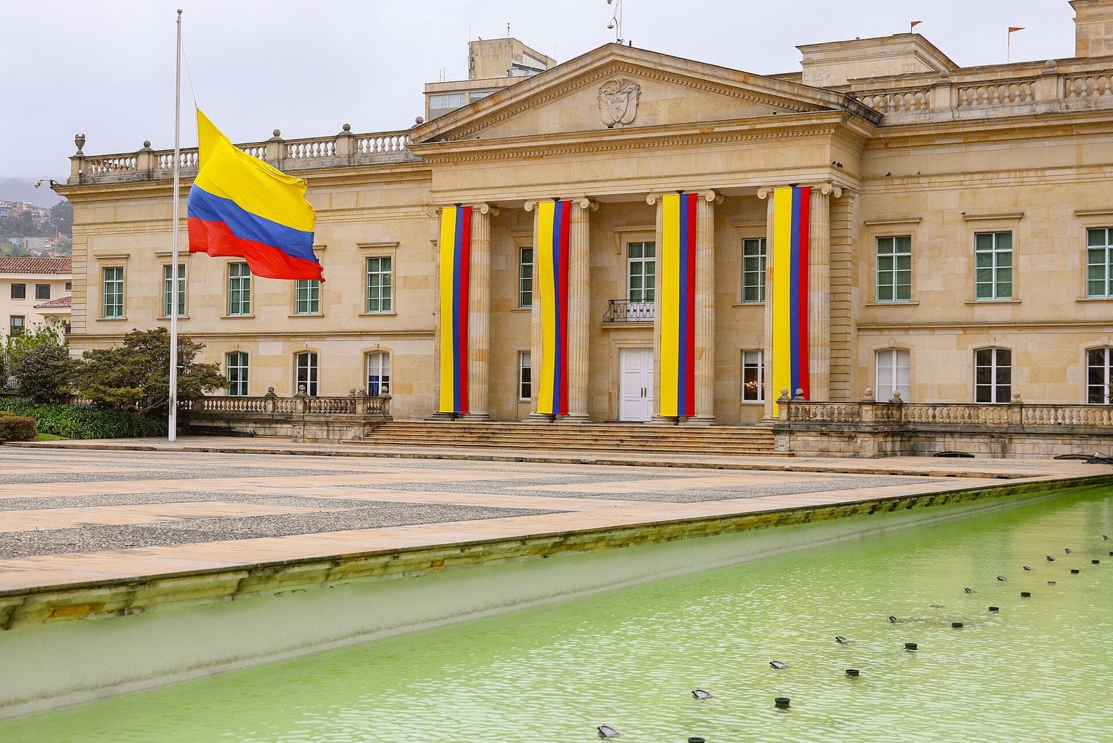 Colombian flag at half-mast outside the Casa de Nariño presidential palace in Bogotá on the day Miguel Uribe Turbay died