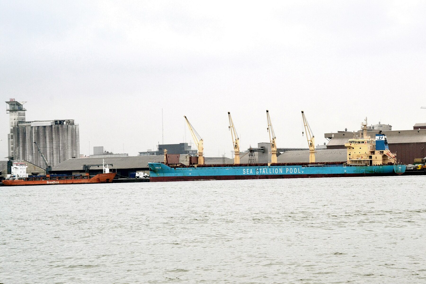 Côte d'Ivoire explained 2026 — cargo ships and grain silos at the port of Abidjan