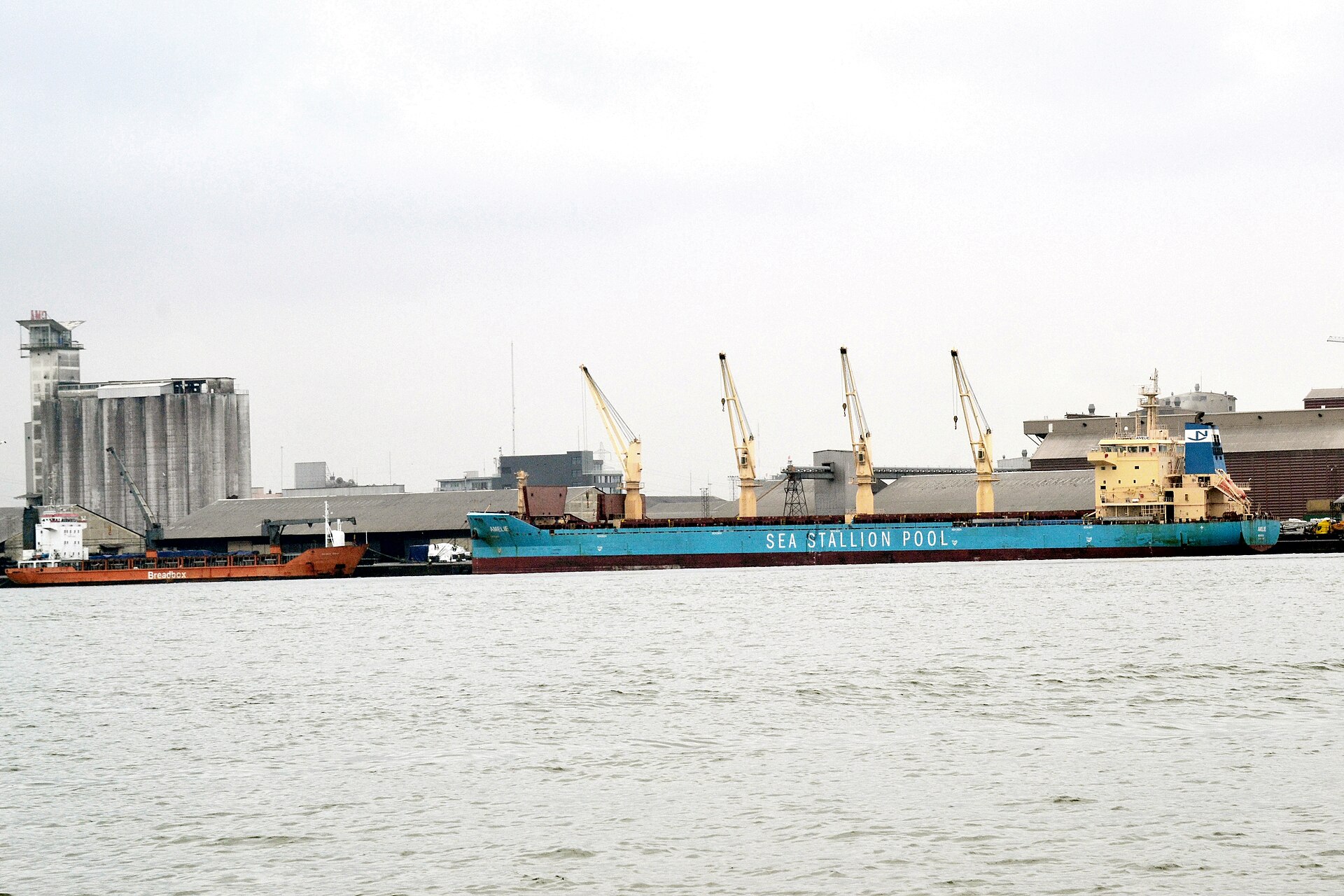 Côte d'Ivoire explained 2026 — cargo ships and grain silos at the port of Abidjan
