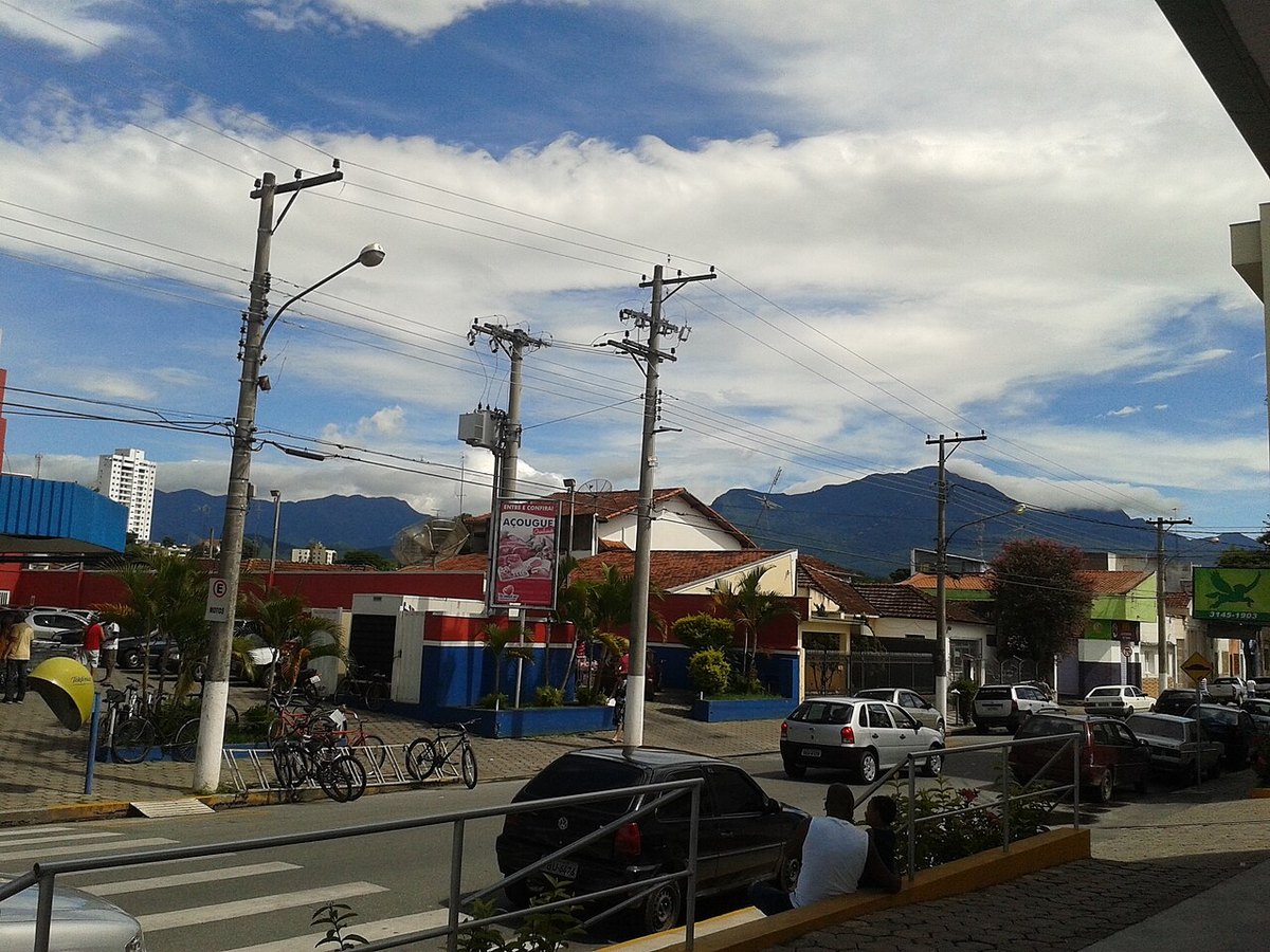 A street in Cruzeiro with the Serra da Mantiqueira mountains behind