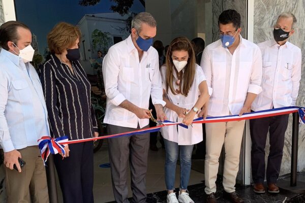 Early campaigning in the Dominican Republic: President Luis Abinader cuts a ribbon with Santo Domingo mayor Carolina Mejía and tourism minister David Collado