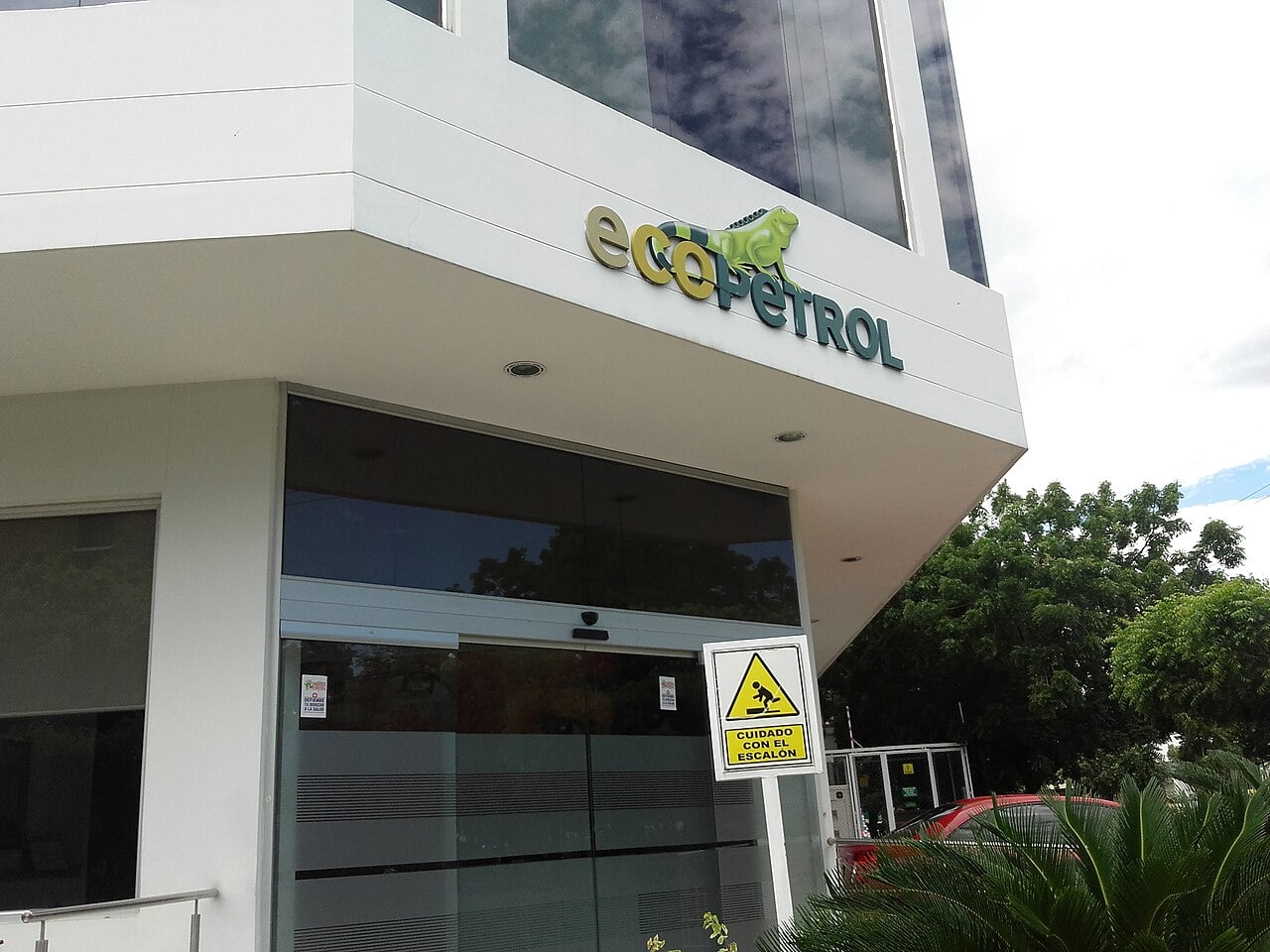 Ecopetrol president news: the Ecopetrol logo above the glass entrance of the company’s office in Cúcuta, Colombia