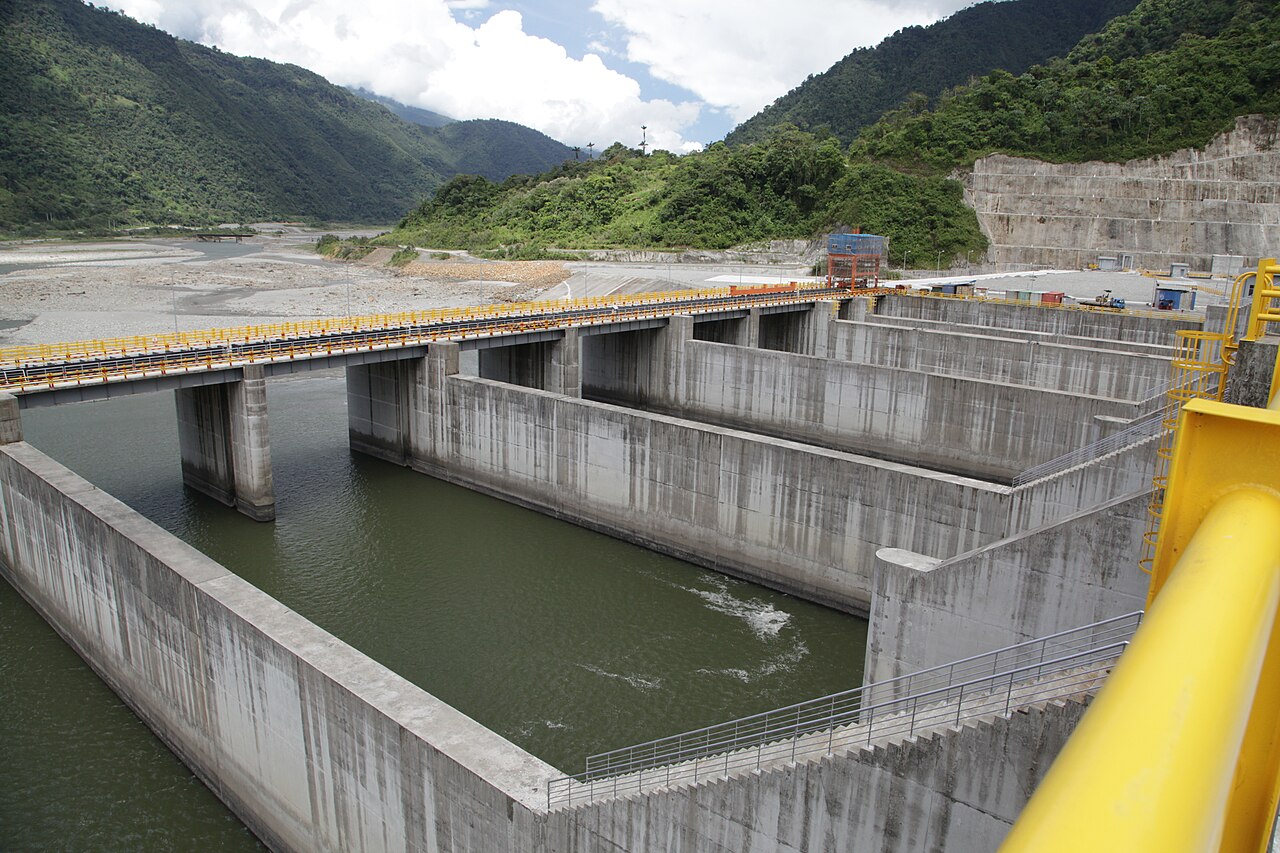 Hydroelectric infrastructure in Ecuador, where 185 large industrial users must now cut consumption one day a week.