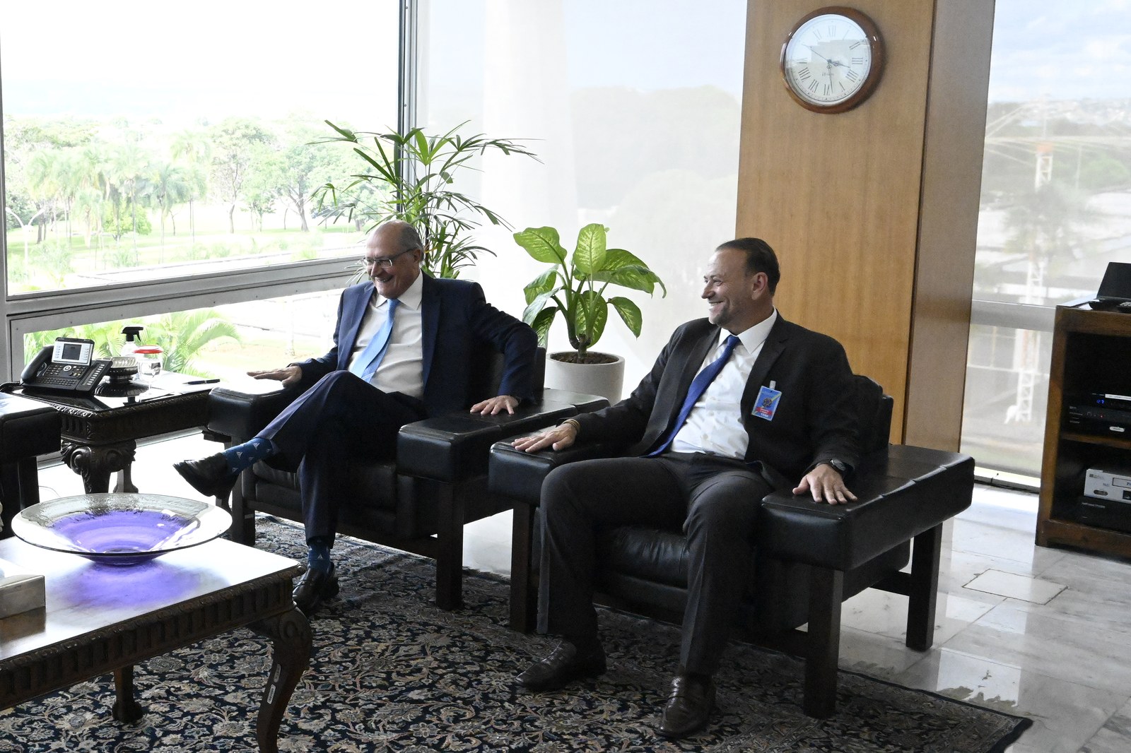 PT president Edinho Silva, seated at right in a suit, smiles during a meeting at the Brazilian Vice-Presidency office