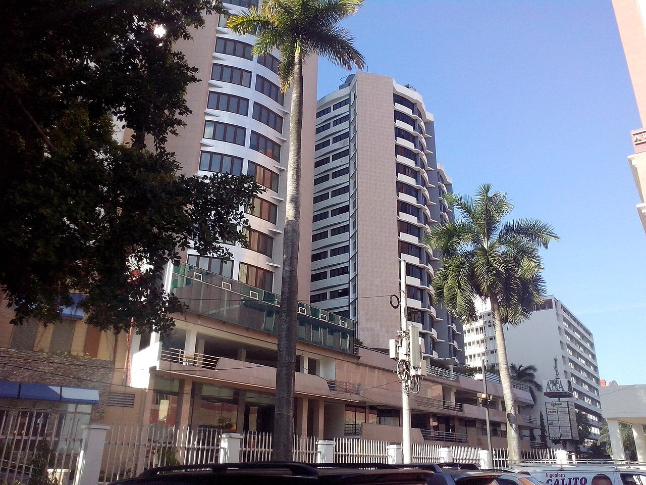 Apartment towers and palm trees in El Cangrejo, the district hosting the InterNations Panama City masquerade