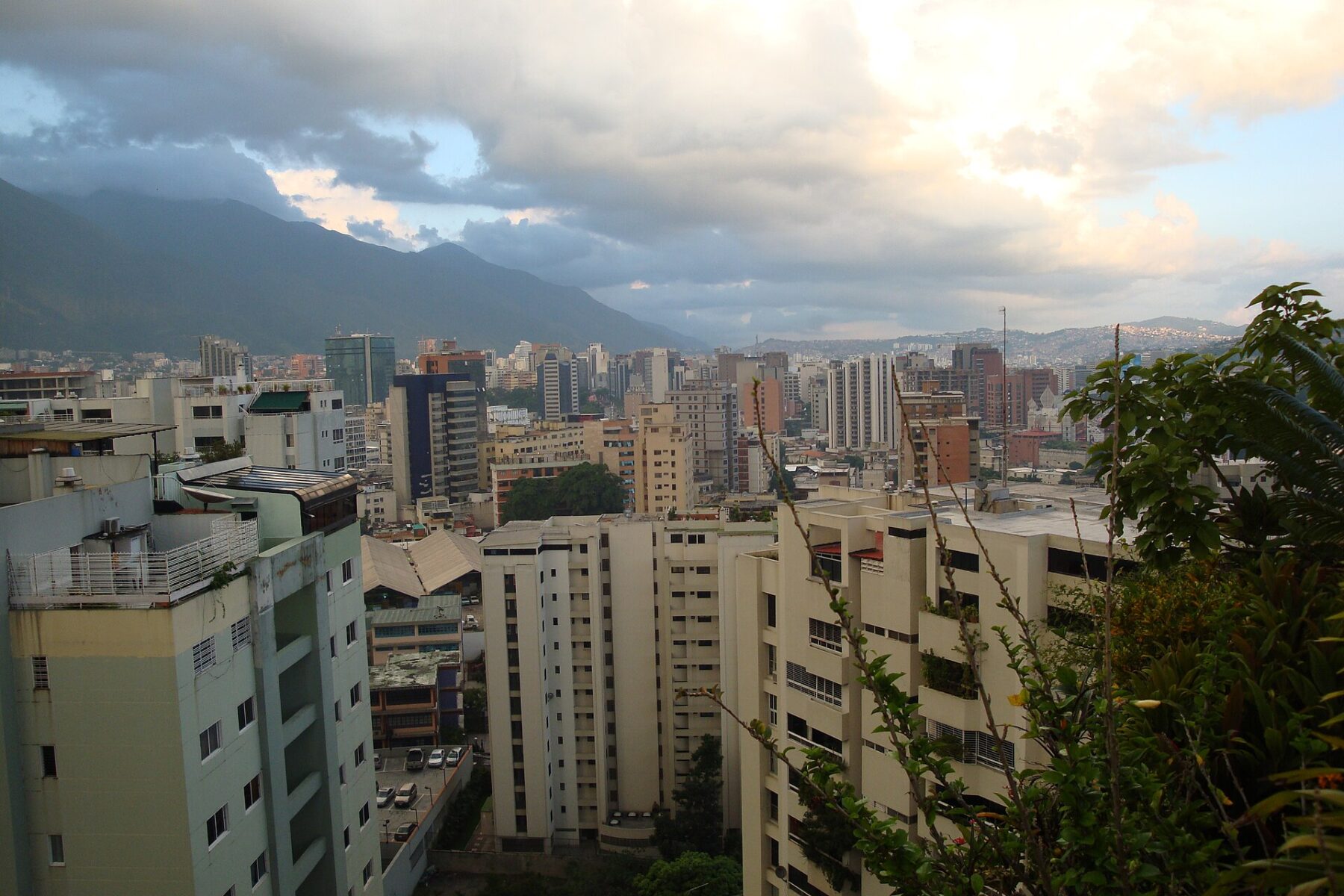 The Caracas skyline below the Ávila mountain