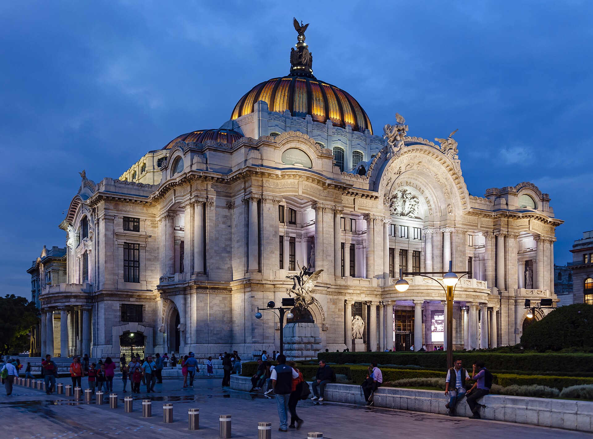 The Palacio de Bellas Artes in the evening
